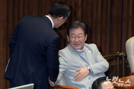 14일 서울 여의도 국회에서 열린 제424회국회(임시회) 제2차 본회의 정치·외교·통일·안보에 관한 대정부질문에서 더불어민주당 이재명 전 대표와 정성호 의원이 대화를 하고 있다. 윤창원 기자