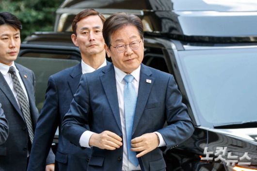 대권 도전에 나선 이재명 더불어민주당 전 대표가 15일 오전 서울 서초구 서초동 서울중앙지방법원에서 열린 대장동 배임 및 성남FC뇌물 1심 속행 공판에 출석하고 있다. 박종민 기자