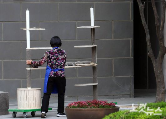 윤석열 전 대통령이 파면 일주일 만인 11일 오후 서울 한남동 관저를 떠나 서초동 사저로 복귀를 앞두고 이삿짐이 사저에 도착하고 있다. 황진환 기자