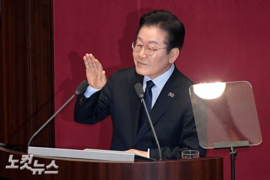 더불어민주당 이재명 대표가 지난 2월 10일 서울 여의도 국회에서 열린 제422회 국회(임시회) 제02차 본회의에서 교섭단체대표연설을 하며 손을 들어 보이고 있다. 윤창원 기자