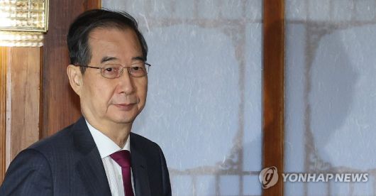 (서울=연합뉴스) 한상균 기자 = 한덕수 대통령 권한대행 국무총리가 14일 서울 공관에서 열린 경제안보전략 TF 회의에 입장하고 있다. 2025.4.14 xyz@yna.co.kr 연합뉴스