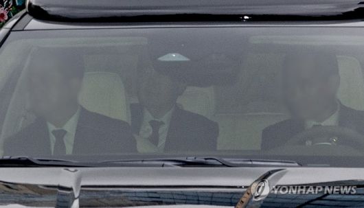 (서울=연합뉴스) 류영석 기자 = 내란 우두머리 혐의를 받는 윤석열 전 대통령이 14일 첫 형사재판이 열리는 서울 서초구 서울중앙지방법원에 들어서고 있다. 2025.4.14 ondol@yna.co.kr 연합뉴스