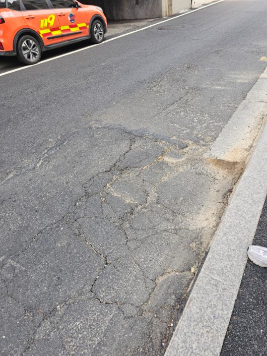 지난 16일 압구정역에서 임시 포장된 도로가 내려앉은 모습. 강남구청 제공