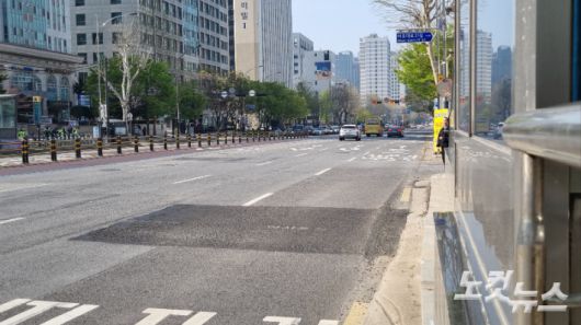 지난 13일 서울 마포구 지하철 5호선 애오개역 2번 출구 앞에서 발생한 땅 꺼짐이 임시포장으로 메꿔져 있다. 이 위로 차량 정상 통행 중이다. 김지은 수습기자