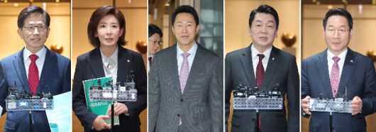 오세훈 시장 만난 국민의힘 대선 경선 후보들     (서울=연합뉴스) 류영석 기자 = 국민의힘 대선 경선 후보들이 16일 서울시청을 차례로 방문해 오세훈 서울시장과 회동했다.     왼쪽부터 이날 회동을 마친 김문수 전 고용노동부 장관, 나경원 의원, 오 시장, 안철수 의원, 유정복 인천시장. 2025.4.16     ondol@yna.co.kr (끝)   <저작권자(c) 연합뉴스, 무단 전재-재배포, AI 학습 및 활용 금지> 연합뉴스