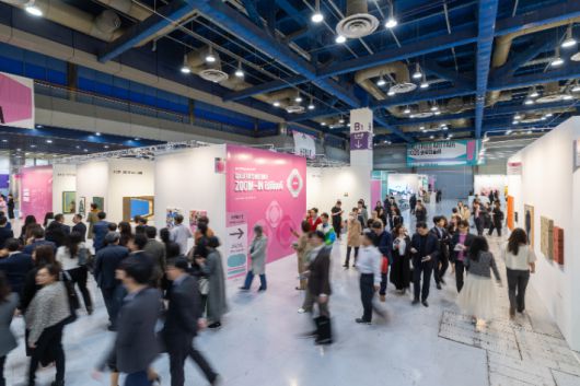 2025 화랑미술제 첫날인 VIP 데이에 6,100여 명의 관람객이 방문해 전년 대비 30% 증가한 관람객 수를 기록했다. 화랑미술제 제공