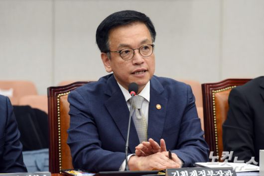 최상목 경제부총리 겸 기획재정부 장관이 16일 서울 여의도 국회에서 열린 법제사법위원회의 기획재정부 장관 최상목 탄핵소추사건 조사 청문회에 출석해 의원 질의에 답변을 하고 있다. 윤창원 기자