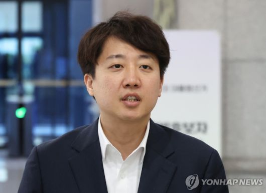 (과천=연합뉴스) 황광모 기자 = 개혁신당 대선 후보인 이준석 의원이 8일 경기도 과천 중앙선거관리위원회에 제21대 대통령선거 예비후보 후보 등록을 마친 뒤 인터뷰하고 있다. 2025.4.8 hkmpooh@yna.co.kr 연합뉴스