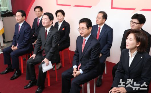 17일 서울 여의도 국민의힘 중앙당사에서 제21대 대통령선거 '1차 경선 토론회 미디어데이' 행사가 열렸다. 이날 대선 경선 후보 8명(안철수 의원, 김문수 전 고용노동부 장관, 유정복 인천시장, 이철우 경북도지사, 나경원 의원, 양향자 전 의원, 한동훈 전 대표, 홍준표 전 대구시장)이 각각 A, B 토론 조를 정할 예정이다. 사진은 행사에서 토론조를 선택 후 좌석에 착석한 대선주자들. 윤창원 기자