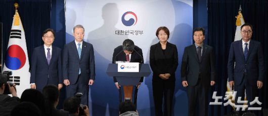 이주호 부총리 겸 교육부 장관이 17일 서울 종로구 정부서울청사에서 2026학년도 의대 모집인원 조정 방향 관련 브리핑을 하고 있다. 박종민 기자