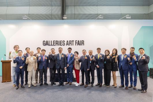 (왼쪽부터) 김병수 한국미술평론가협회 회장, 민병선 수원컨벤션센터 이사장, 김장호 예술경영지원센터 대표, 황인규 CNCITY에너지 회장, 김동원 윤당아트홀 대표이사, 윤종원 전 청와대 경제수석, 전광춘 리딩투자증권 부사장, 이성훈 한국화랑협회 회장, 이정우 문화체육관광부 문화예술정책실장, 이화익 전임 화랑협회 회장, 조상현 코엑스 대표이사, 황달성 전임 화랑협회 회장, 박진영 KB금융그룹 상무, 표미선 전임회장, 김희선 아트워커, 김창규 인천국제공항공사 운영본부장, Pierre Morcos 주한 프랑스 문화원 문화원장, 정용석 국립박물관문화재단 사장 등이 16일 열린 2025 화랑미술제 개막식에 참여해 포즈를 취하고 있다. 화랑미술제 제공