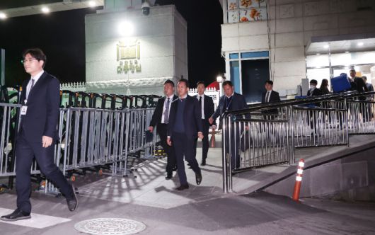 대통령실 압수수색을 시도한 경찰 비상계엄 특별수사단이 16일 서울 용산 대통령실 청사 민원실 출입구로 나오고 있다. 연합뉴스