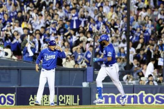 17일 LG와 원정에서 4회 역젼 걸승 2점 홈런을 날린 삼성 르윈 디아즈가 그라운드를 도는 모습. 삼성 라이온즈