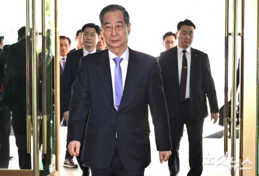 헌법재판소에서 탄핵소추안이 기각되면서 직무에 복귀한 한덕수 국무총리가 24일 오전 서울 종로구 정부서울청사로 출근하고 있다. 박종민 기자