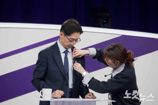 18일 저녁 상암MBC 스튜디오에서 열린 더불어민주당 대선경선후보자 첫 TV토론에 참석한 김경수 후보자가 마이크를 착용하고 있다. 박종민 기자