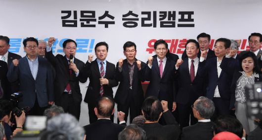 기념 촬영하는 김문수 후보     (서울=연합뉴스) 이정훈 기자 = 국민의힘 김문수 경선후보가 17일 서울 여의도 대하빌딩에서 선거사무소 개소식을 갖고 지지를 선언한 당협위원장 등과 기념촬영 하고 있다. 2025.4.17 [공동취재]     uwg806@yna.co.kr (끝)   <저작권자(c) 연합뉴스, 무단 전재-재배포, AI 학습 및 활용 금지> 연합뉴스