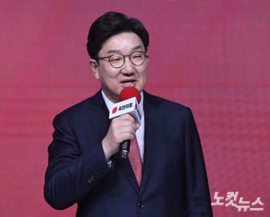 18일 오후 서울 강서구 ASSA아트홀에서 열린 '제21대 대통령후보자 국민의힘 1차 경선 후보자 비전대회' 에 참석한 권성동 원내대표가 인사말을 하고 있다. 황진환 기자