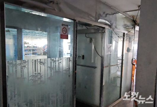 17일 감전 추정 사고가 발생한 부산 중구의 한 실내수영장. 김혜민 기자