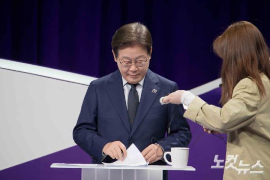 18일 저녁 상암MBC 스튜디오에서 열린 더불어민주당 대선경선후보자 첫 TV토론에 참석한 이재명 후보자가  마이크를 착용하고 있다. 박종민 기자