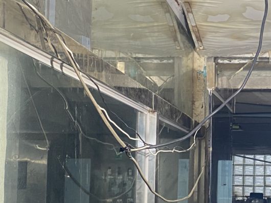 감전 추정 사고가 발생한 부산 중구의 한 실내수영장 천장 전선이 길게 늘어져 있다. 독자 제공