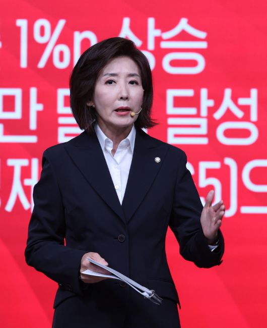 비전 발표하는 나경원 대선 경선 후보     (서울=연합뉴스) 국민의힘 나경원 대선 경선 후보가 18일 서울 강서구 ASSA아트홀에서 열린 국민의힘 '제21대 대통령후보자 1차 경선 비전대회'에서 비전을 발표하고 있다. 2025.4.18 [국회사진기자단]     photo@yna.co.kr  (끝)   <저작권자(c) 연합뉴스, 무단 전재-재배포, AI 학습 및 활용 금지> 연합뉴스