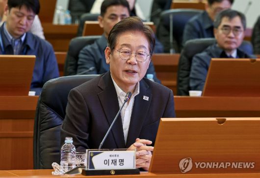 (서울=연합뉴스) 더불어민주당 대선후보 경선 주자인 이재명 전 대표가 17일 대전광역시 유성구 국방과학연구소(ADD)에서 열린 현장간담회에서 발언을 하고 있다. 2025.4.17 [국회사진기자단] photo@yna.co.kr 연합뉴스