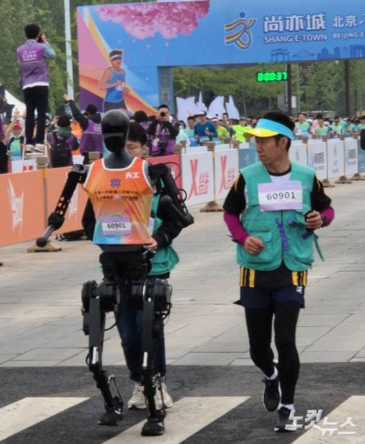 하프마라톤 대회에 참가한 휴머노이드 로봇 '톈궁 울트라'. 임진수 베이징 특파원