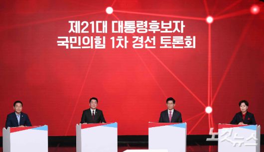 19일 서울 강서구 ASSA 아트홀에서 열린 국민의힘 대선 경선 후보 조별 토론회에서 유정복(왼쪽부터), 안철수, 김문수, 양향자 후보가 토론을 준비하고 있다. 박종민 기자