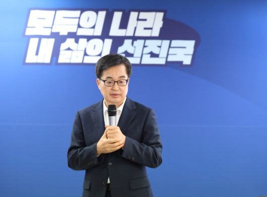 공약 발표하는 김동연 경기지사     (서울=연합뉴스) 더불어민주당 대선 경선 후보인 김동연 경기지사가 18일 서울 영등포구 여의도 선거 캠프에서 열린 '백팩 메고 TMI' 기자간담회에서 공약 발표를 하고 있다. 2025.4.18 [김동연 캠프 제공. 재판매 및 DB 금지]     utzza@yna.co.kr (끝)   <저작권자(c) 연합뉴스, 무단 전재-재배포, AI 학습 및 활용 금지> 연합뉴스