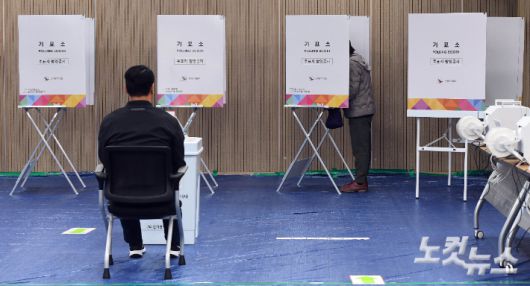 4.2재보궐선거 사전투표 첫 날인 28일 오전 서울 구로구 개봉2동 주민센터에 마련된 사전투표소에서 유권자들이 투표를 하고 있다. 이번 재보궐선거 사전투표는 28, 29일 이틀간 오전 6시부터 오후 6시까지 실시한다. 황진환 기자