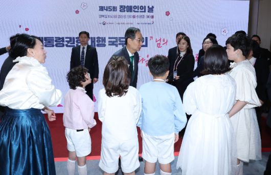 한덕수 권한대행과 장애인 인권헌장 낭독 어린이들     (서울=연합뉴스) 한상균 기자 = 한덕수 대통령 권한대행 국무총리가 18일 서울 페어몬트 앰배서더 호텔에서 열린 장애인의 날 기념식에서 장애인 인권헌장을 낭독한 어린이들과 대화하고 있다. 2025.4.18 [국무총리실 제공. 재판매 및 DB 금지]     xyz@yna.co.kr (끝)   <저작권자(c) 연합뉴스, 무단 전재-재배포, AI 학습 및 활용 금지> 연합뉴스