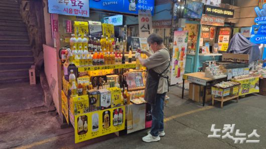 전북 전주 남부시장에서 8년째 카페를 운영 중인 김명근 씨(62). 심동훈 기자