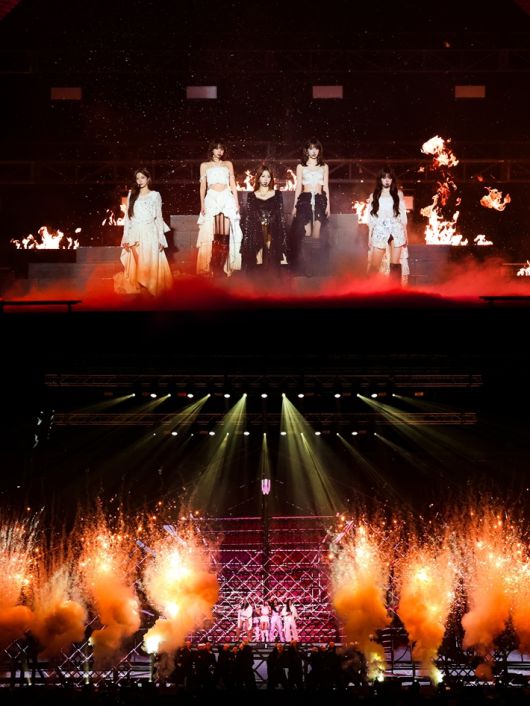 르세라핌은 이날 첫 곡으로 '애쉬' 무대를 선보였다. 쏘스뮤직 제공