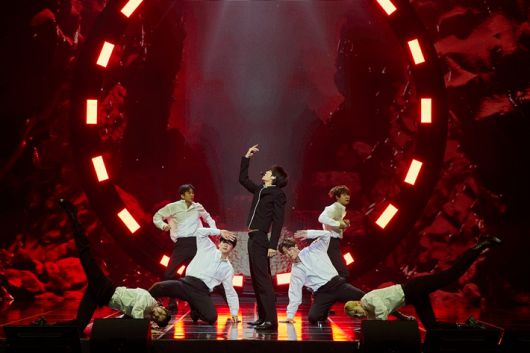 카이가 새 타이틀곡 '웨이트 온 미' 무대를 하는 모습. SM엔터테인먼트 제공