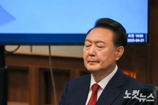 윤석열 전 대통령이 21일 서초동 서울중앙지법에서 열린 내란 우두머리 혐의에 대한 두 번째 정식 재판에 출석하고 있다. 사진공동취재단