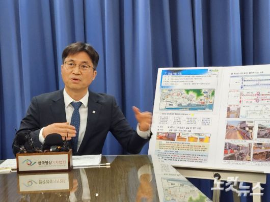 22일 오후 부산시청에서 열린 브리핑에서 윤희연 부산시 감사위원장이 '사상~하단선 건설사업 특정감사' 결과를 설명하고 있다. 정혜린 기자