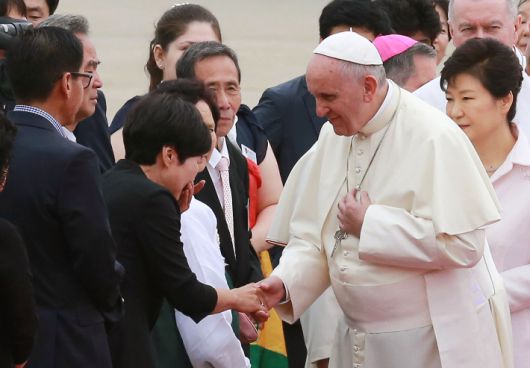 지난 2014년 8월 서울공항에 도착해 세월호 유가족 대표들에게 위로의 메시지를 전하는 프란치스코 교황. 연합뉴스