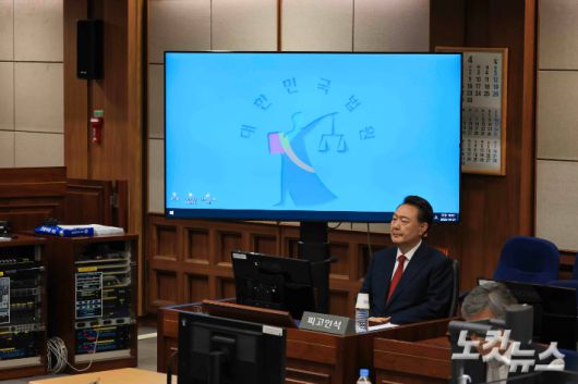 윤석열 전 대통령이 21일 서초동 서울중앙지법에서 열린 내란 우두머리 혐의에 대한 두 번째 정식 재판에 출석하고 있다. 사진공동취재단