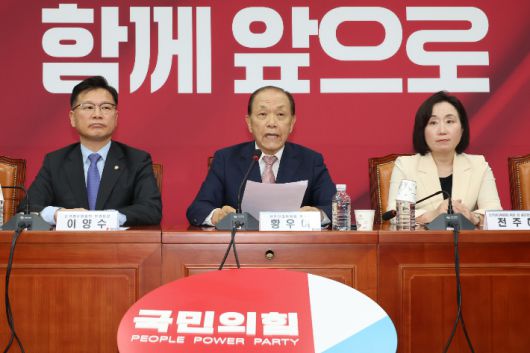 국민의힘 황우여 선거관리위원장이 22일 서울 여의도 국회에서 대통령 후보자 선출 2차 경선 진출자를 발표하고 있다. 연합뉴스