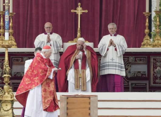 2023년 1월 베네딕토 16세 장례 당시의 프란치스코 교황. AP-연합뉴스