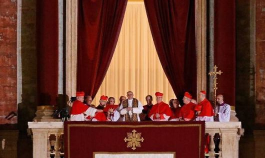 2013년 3월13일 당시 콘클라베에서 신임 교황으로 선출된 프란치스코 교황이 바티칸 성 베드로 성당 발코니에 모습을 드러내고 있다. 로이터-연합뉴스