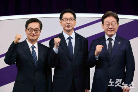 더불어민주당 대선후보 경선 주자인 이재명 전 대표(오른쪽부터), 김경수 전 경남지사, 김동연 경기지사가 18일 서울 상암동 MBC에서 대선 후보 경선 첫 TV토론회를 준비하고 있다. 박종민 기자