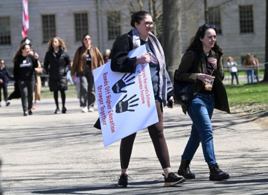연방 정부의 개입 반대하는 하버드대 시위. 연합뉴스