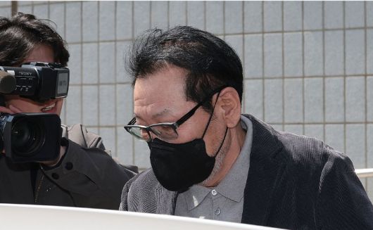 2018년 지방선거 당시 불법 정치자금을 수수한 혐의로 기소된 무속인 '건진법사' 전성배 씨가 7일 서울 양천구 남부지방법원에서 열린 불법 정치자금 수수 의혹 관련 재판을 마친 뒤 법원 청사를 나와 차량에 탑승하고 있다. 연합뉴스