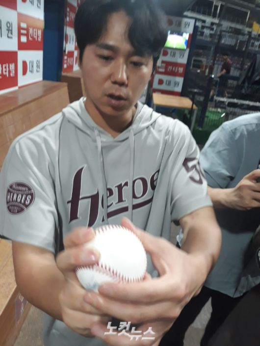 키움 하영민이 22일 경기 후 취재진과 인터뷰에서 슬라이더 그립을 보여주고 있다. 노컷뉴스