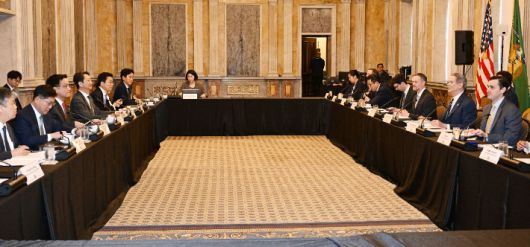 주요 20개국(G20) 재무장관회의 및 IMFC(국제통화금융위원회)'에 참석차 미국 워성턴D.C.를 방문중인 최상목 경제부총리 겸 기획재정부 장관이 안덕근 산업통상자원부 장관과 함께 4월 24일(현지시간) 미국 재무부에서 열린 '한-미 2+2 통상협의(Trade Consultation)' 참석, 스콧 베센트 미국 재무장관, 제이미슨 그리어 미국 무역대표부(USTR) 대표와 회의를 하고 있다. 기획재정부 제공