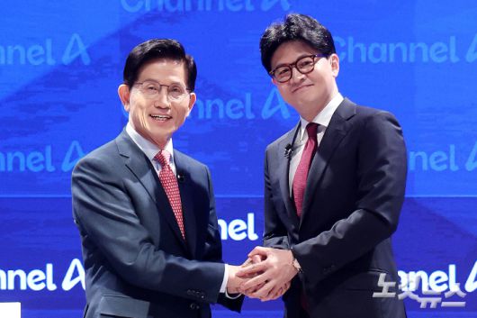 24일 서울 종로구 동아미디어센터 오픈스튜디오에서 국민의힘 대선 2차 경선 진출자인 김문수(왼쪽), 한동훈 후보가 토론 전 손을 잡고 있다. 국회사진취재단