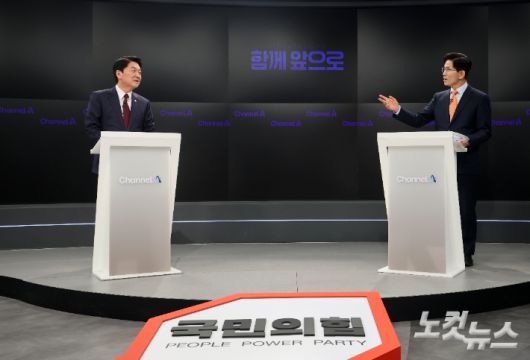 24일 서울 종로 동아미디어센터 오픈스튜디오에서 국민의힘 대선 2차 경선 진출자인 안철수(왼쪽), 김문수 후보가 토론 전 리허설을 하고 있다. 국회사진취재단