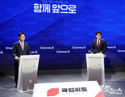 24일 서울 종로 동아미디어센터 오픈스튜디오에서 국민의힘 대선 2차 경선 진출자인 김문수(왼쪽), 한동훈 후보가 토론 준비를 하고 있다. 국회사진취재단