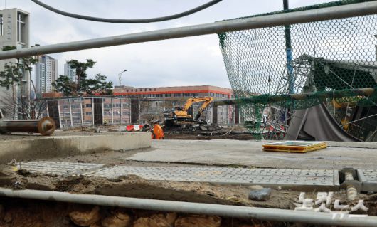 경기 광명시 신안산선 복선전철 5-2공구 붕괴 사고현장에서 119 구급대원과 경찰 등이 실종자 구조작업을 하고 있다. 황진환 기자